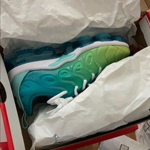 Brand new blu vapromax